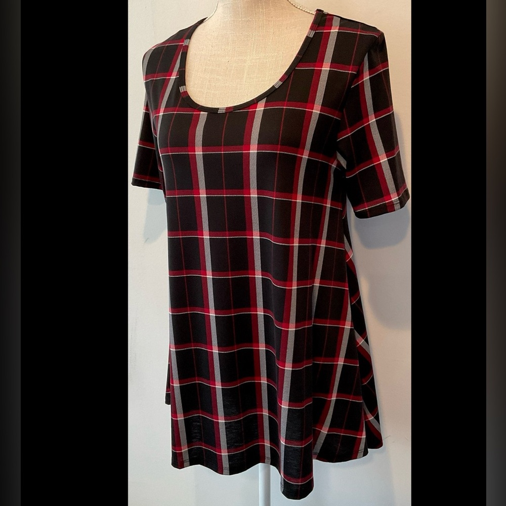 LuLaRoe Plaid Perfect Tee - EUC